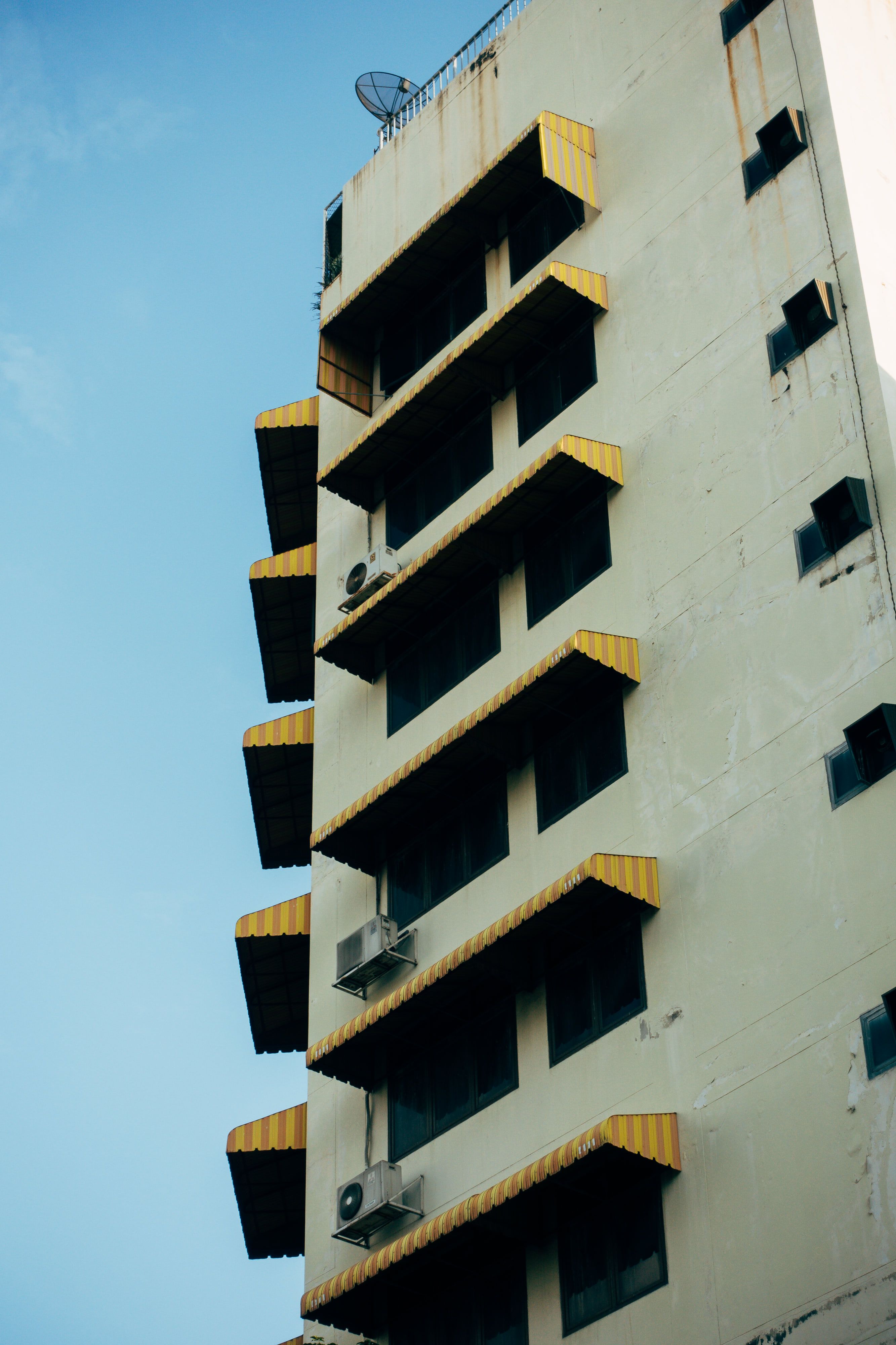 A Low Angle Shot of a Building Under the Blue Sky · Free Stock Photo