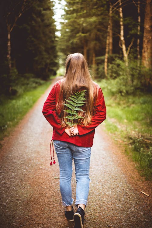 女人抱着她的背上的叶子