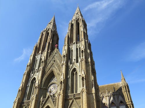 Foto stok gratis bangunan terkenal, bidikan sudut sempit, gereja