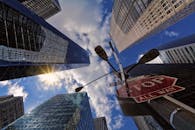 纽约的摩天大楼从动态的城市视角捕捉到停止标志