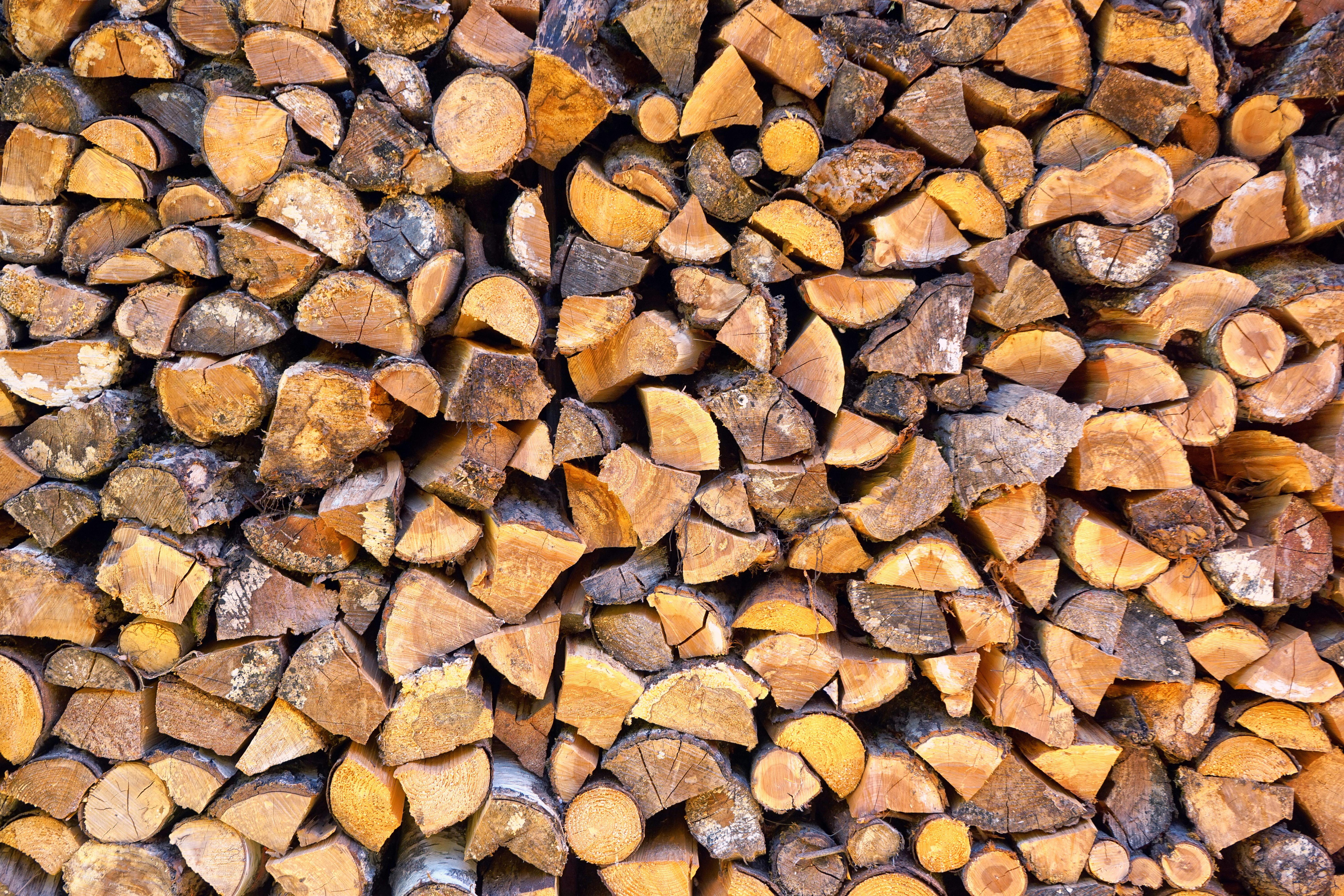 Pile de bois de chauffage devant une maison de village Stock Photo