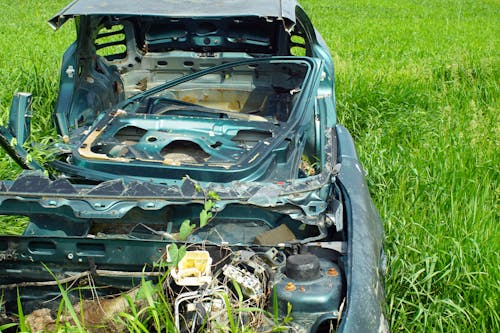 Fotos de stock gratuitas de carro abandonado, césped, coche viejo