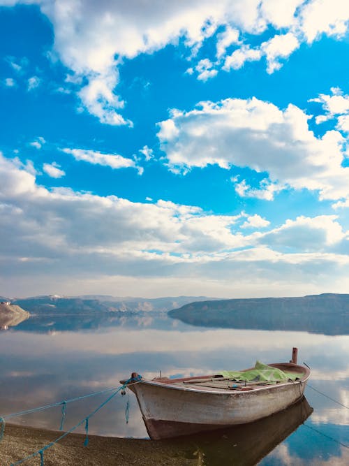 Základová fotografie zdarma na téma břeh řeky, člun, hory