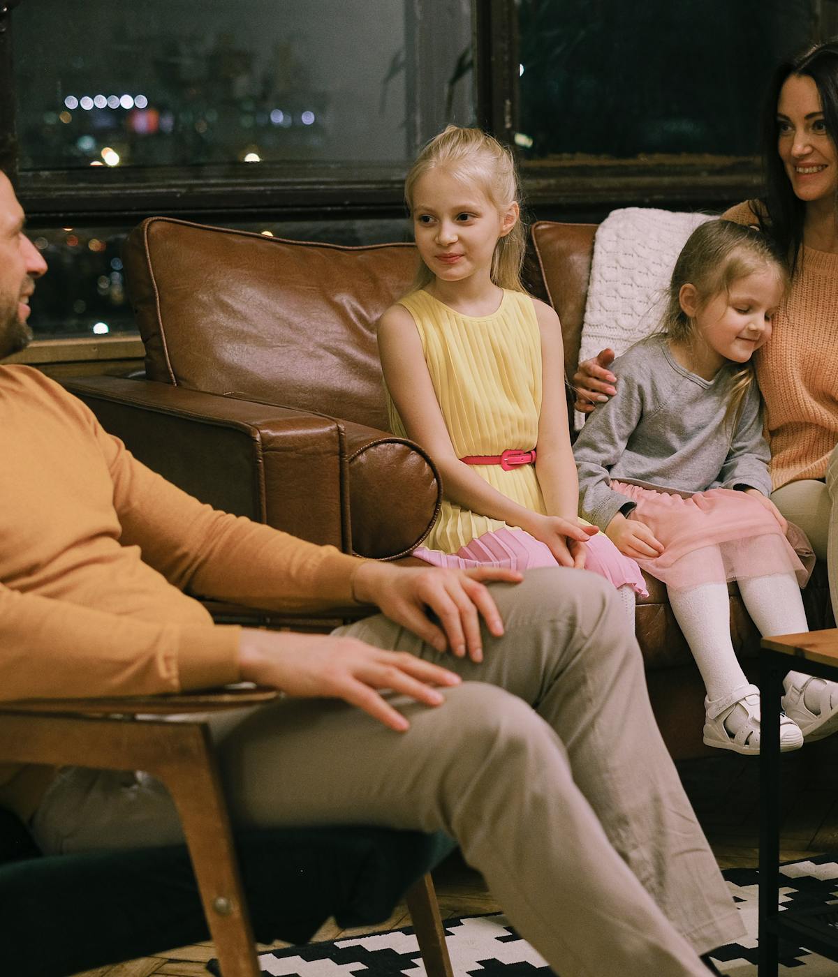 Familie führt ein kleines Verbindungsritual am Abend durch