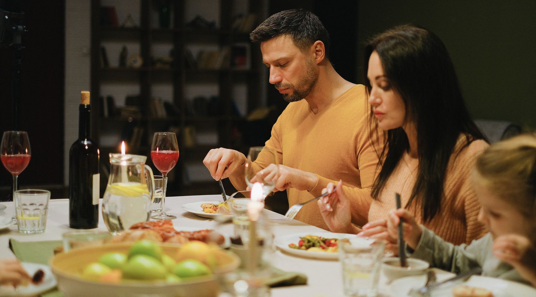 Une famille réunie autour d’une table de fête