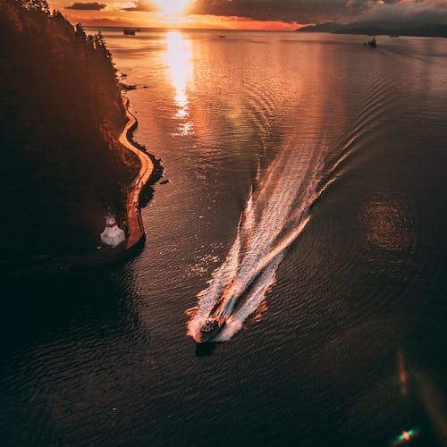 Bateau De Croisière Blanc Dans Un Plan D'eau