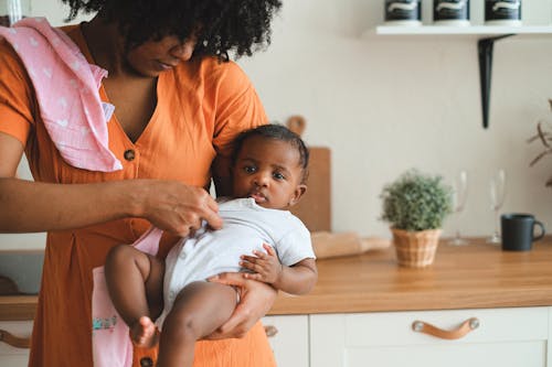 Gratis stockfoto met afro-amerikaanse baby, Afro-Amerikaanse vrouw, baby