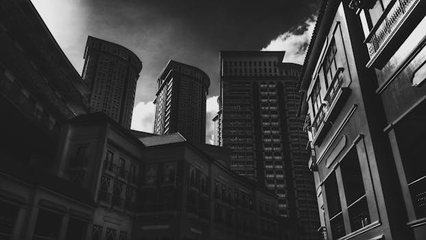 一张多云天空下城市摩天大楼的黑白照片，十分醒目