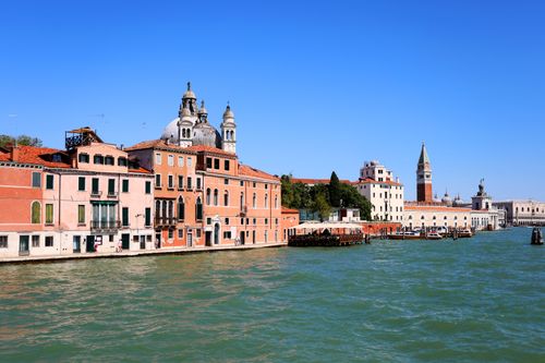 Free Picturesque Venetian canal with historical architecture on a sunny day. Stock Photo