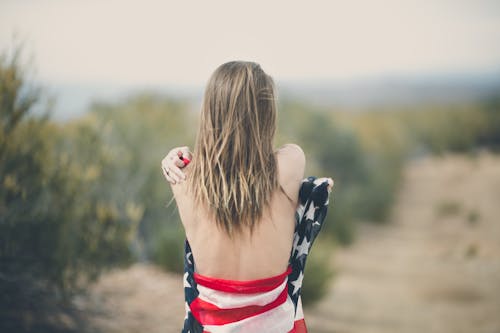 女人綁她的美國國旗的身體