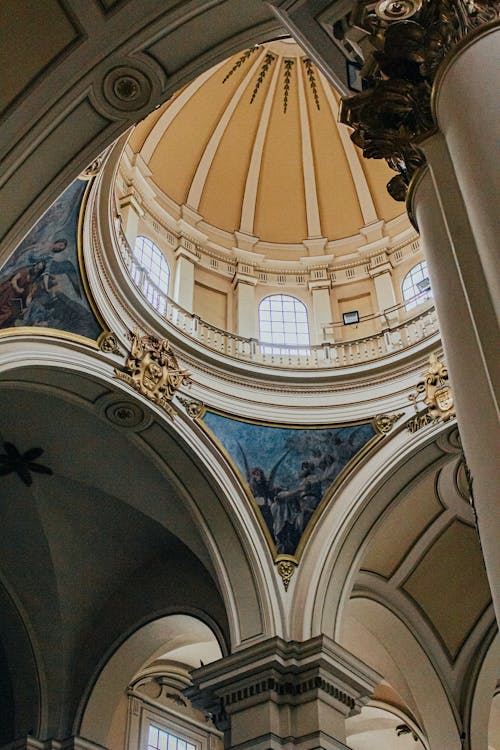 Gratis stockfoto met bogen, gebogen ramen, kerk interieur