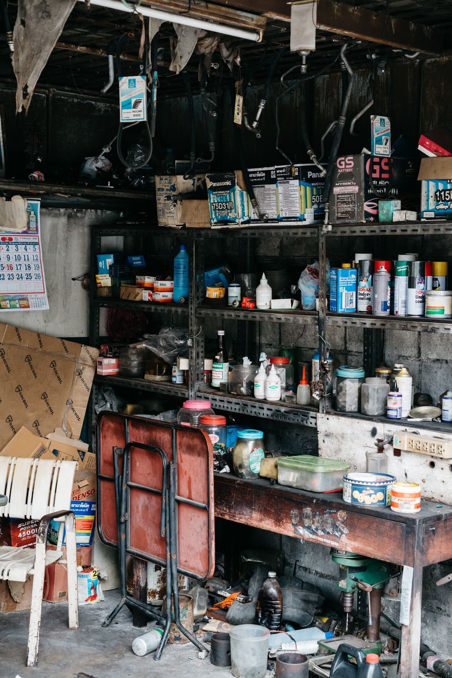 Étagères de garage surchargées d'outils et de cartons