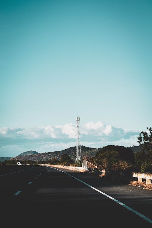 고속도로, 도로, 방송탑의 무료 스톡 사진