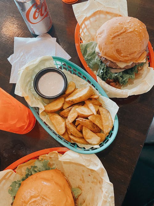 akşam yemeği, burger, çipler içeren Ücretsiz stok fotoğraf