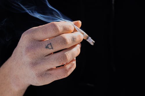 Bezpłatne Darmowe zdjęcie z galerii z dymiący, palacz, papieros Zdjęcie z galerii