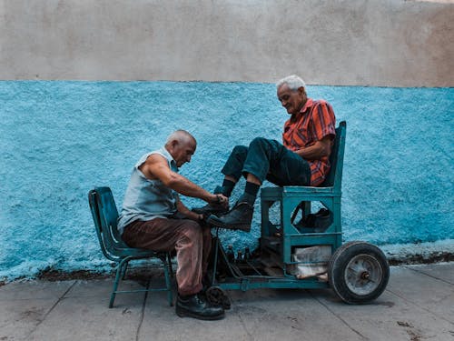 Foto d'estoc gratuïta de ancians, assegut, cabells grisos