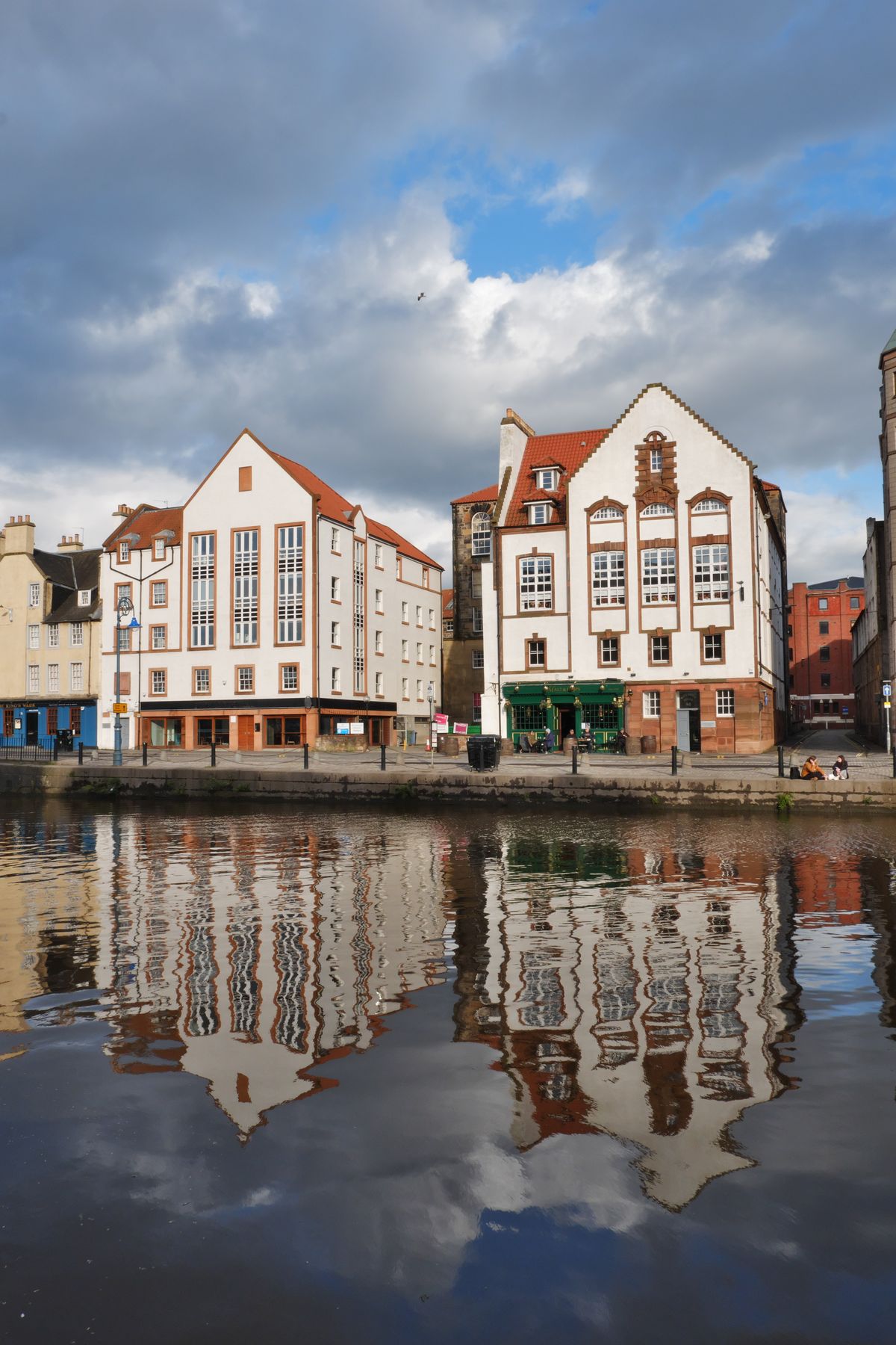 Unde te cazezi în Edinburgh - Leith - The Shore cu bărci și case pe apă