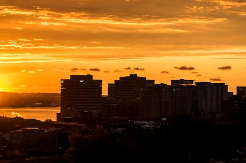 Foto profissional grátis de alvorecer, cair da noite, edifícios