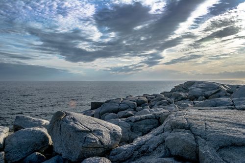 Free Beautiful rocky coastline with ocean view at dawn, capturing nature's serene beauty. Stock Photo