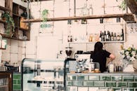 迷人的咖啡馆里，咖啡师正在柜台后面准备咖啡