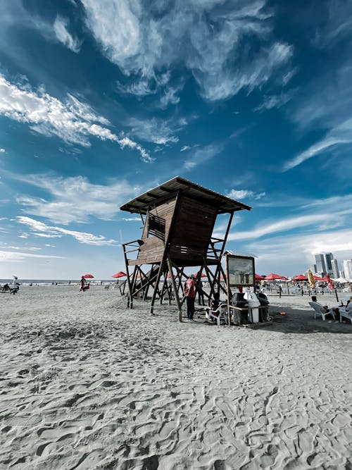 Foto profissional grátis de areia, céu nublado, estação de salva-vidas