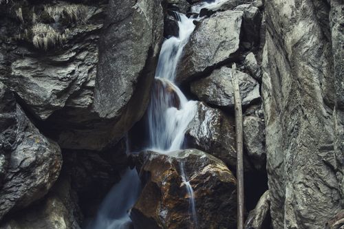 Free A tranquil waterfall cascading over rocks in Khir Ganga, India, showcasing natural beauty. Stock Photo