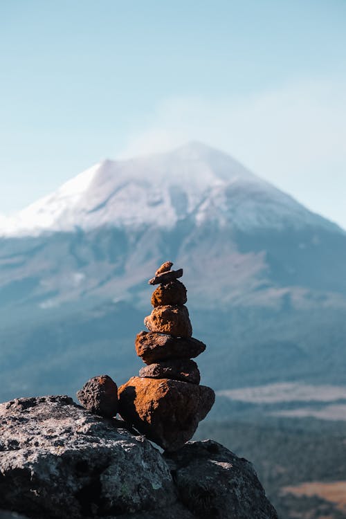 бесплатная Бесплатное стоковое фото с балансировка камней, вертикальный выстрел, вид на горы Стоковое фото