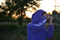 日落时分，在圣米格尔·多里奥·托托，一名穿着紫色连帽衫的男子在户外