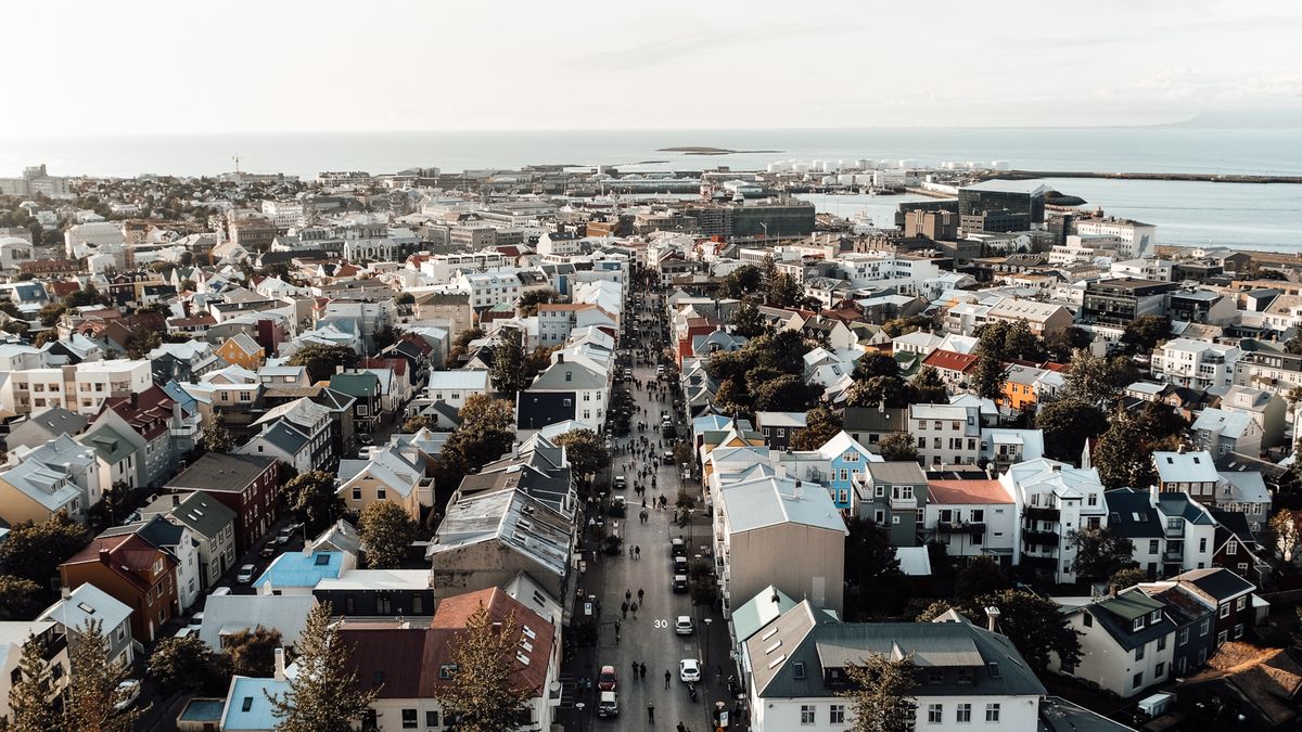 레이캬비크 — Stunning aerial view of Reykjavík showcasing colorful houses and the bustling urban landscape.