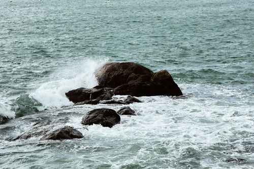 Free Dramatic ocean waves hitting the rocky shoreline, capturing the essence of nature's power. Stock Photo