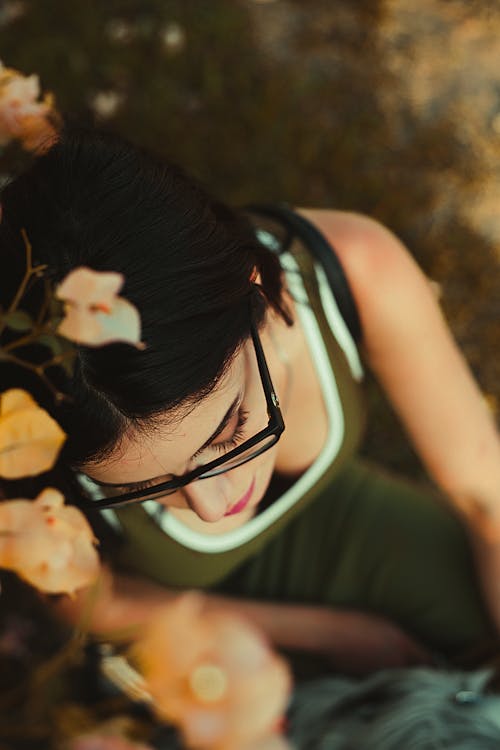 Fotografía Aérea De Mujer Con Anteojos