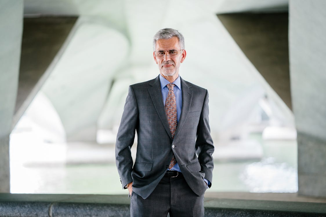 Fotografía De Enfoque Selectivo Del Hombre Vestido Con Chaqueta Gris