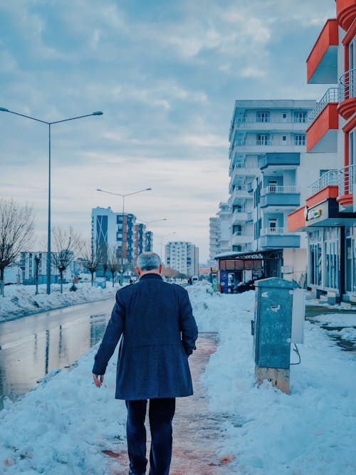 Základová fotografie zdarma na téma budovy, černý kabát, chůze