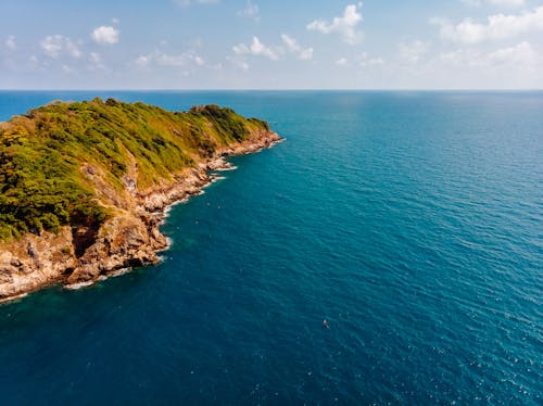 Ilha Verde Sob Céu Nublado