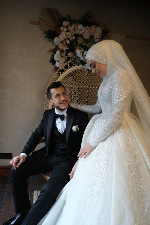 Bride Putting a Ring on Grooms Hand · Free Stock Photo