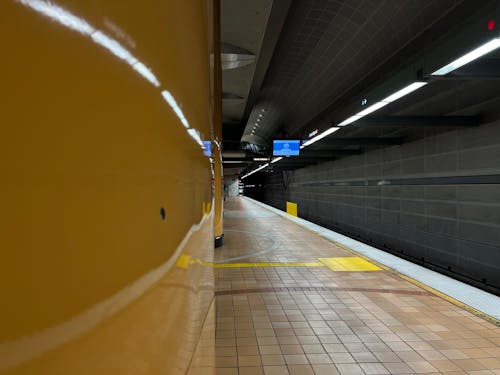 metro istasyonu, metro platformu, terminal içeren Ücretsiz stok fotoğraf