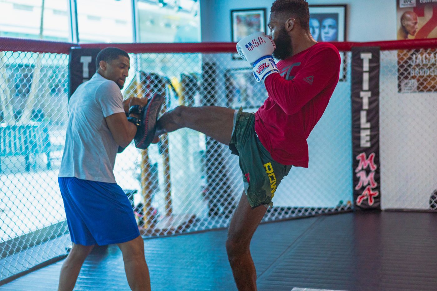 Live combat sports action broadcast to American viewers through a US sports IPTV service