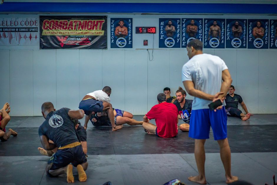 UFC Perth Main Card Set: Tuivasa Returns, Sutherland Steps In on Short Notice