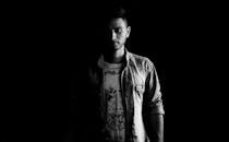 一名穿着牛仔夹克的男子在黑白肖像中显得格外戏剧性