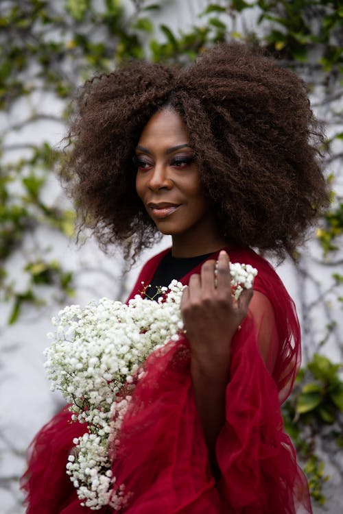 Безкоштовне стокове фото на тему «афро, афро-американська жінка, Букет квітів»