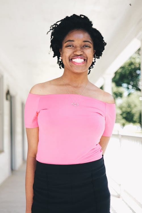 Mulher Vestindo Blusa Rosa E Calça Preta