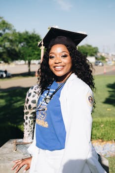 巴吞鲁日的一名毕业生在户外微笑着庆祝她的成就