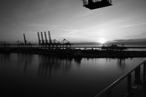 Kostenloses Stock Foto zu bnw, hafen, kräne