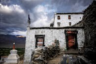 拉达克修道院的坚固建筑与戏剧性的天空，唤起了丰富的文化遗产