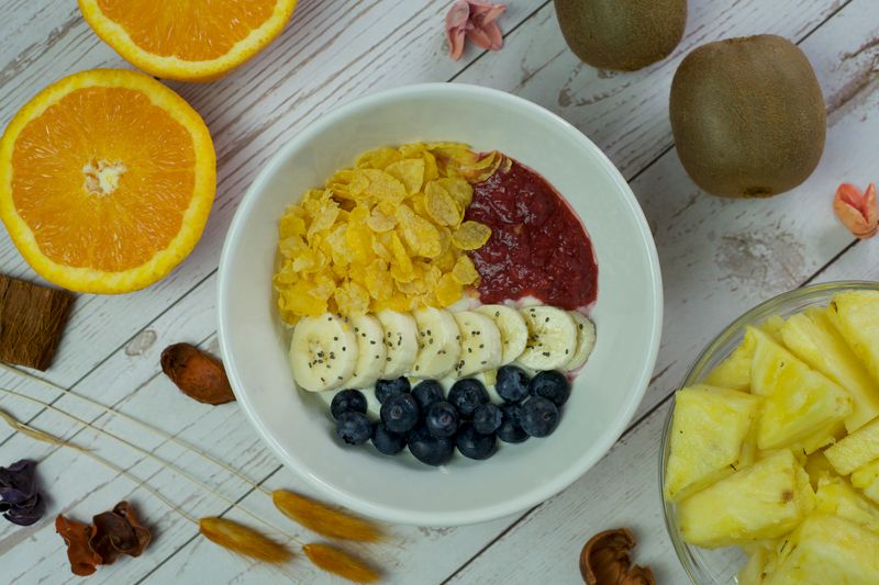Bowl de yogur griego con avena frutos rojos y granola saludable