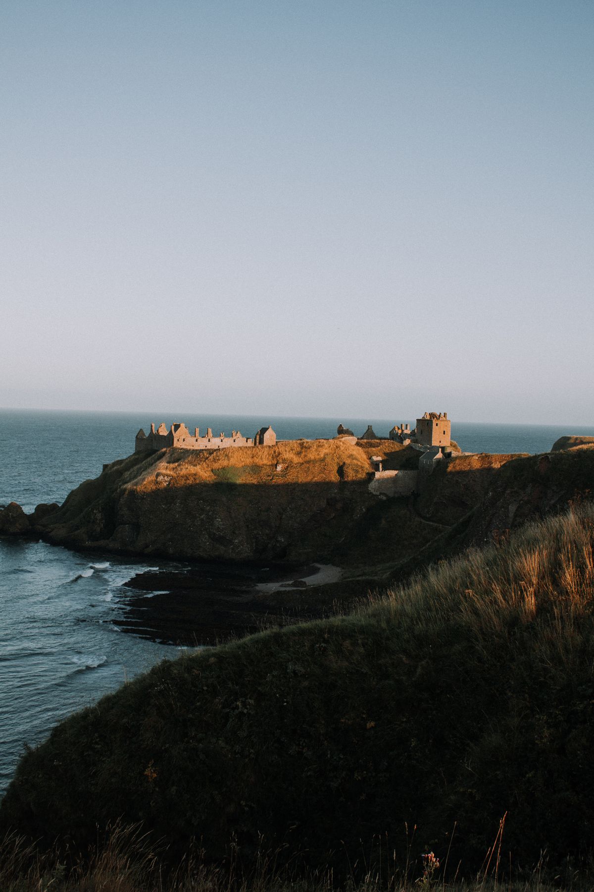 Dunnottar bei Sonnenuntergang mit der Nordsee im Hintergrund