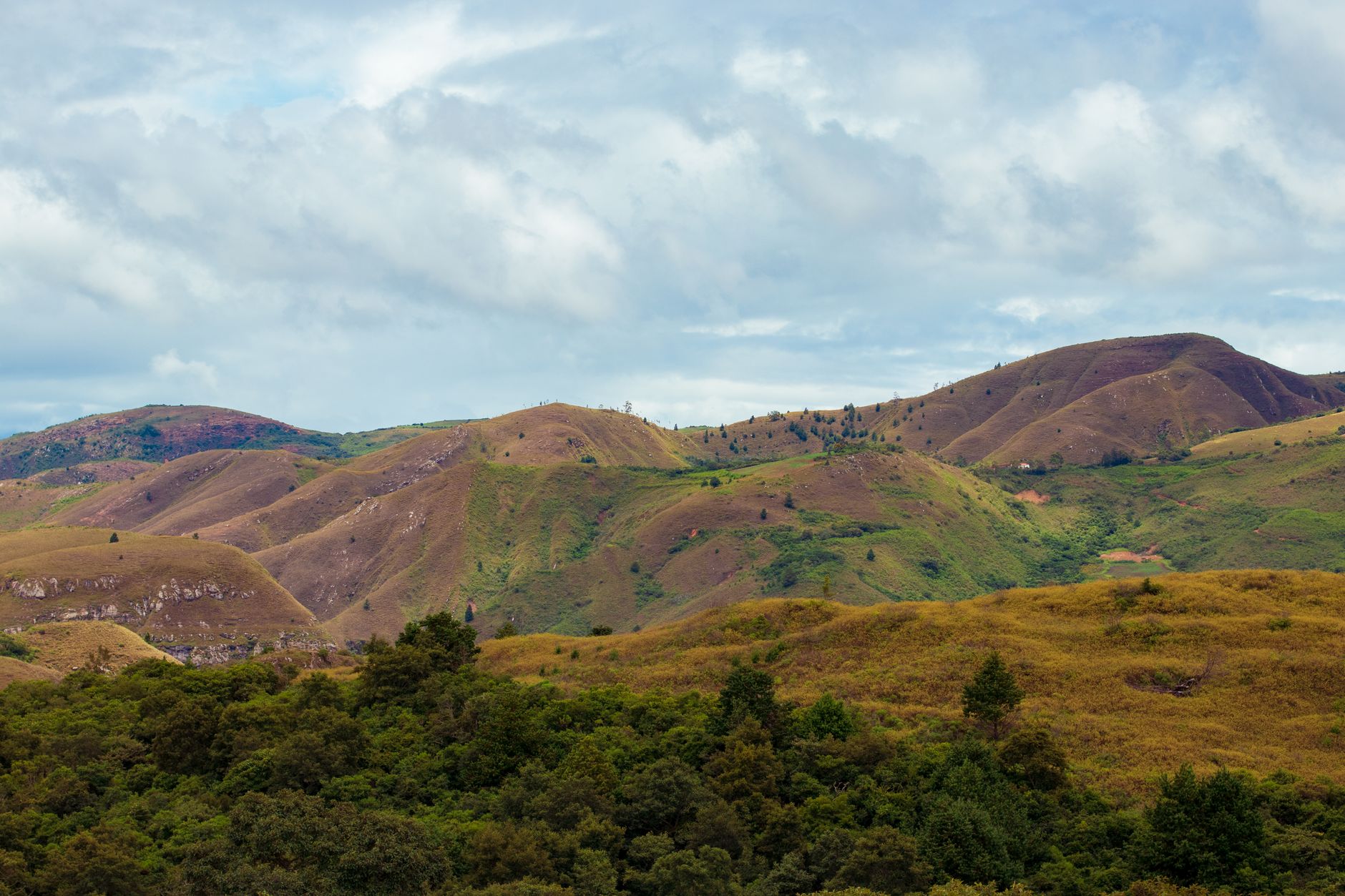 Explore the rolling hills and lush landscapes of Samaipata, a tranquil spot in Bolivia's Santa Cruz Department.