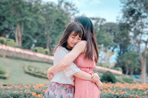 Fotografi Candid Pelukan Dua Wanita