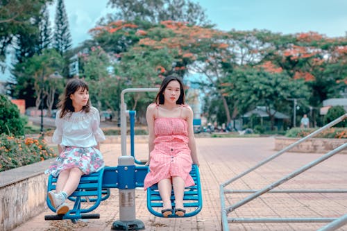 免费 两个女人坐在公园骑 素材图片