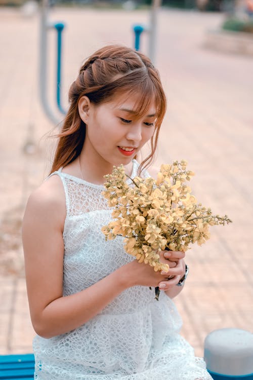 Mujer Con Vestido De Encaje Blanco Con Ramo De Flores Amarillas